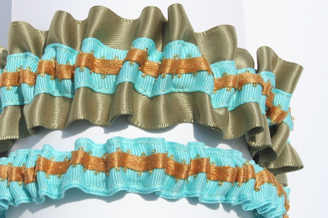 this is a custom designed wedding garter set the top wedding garter is leaf